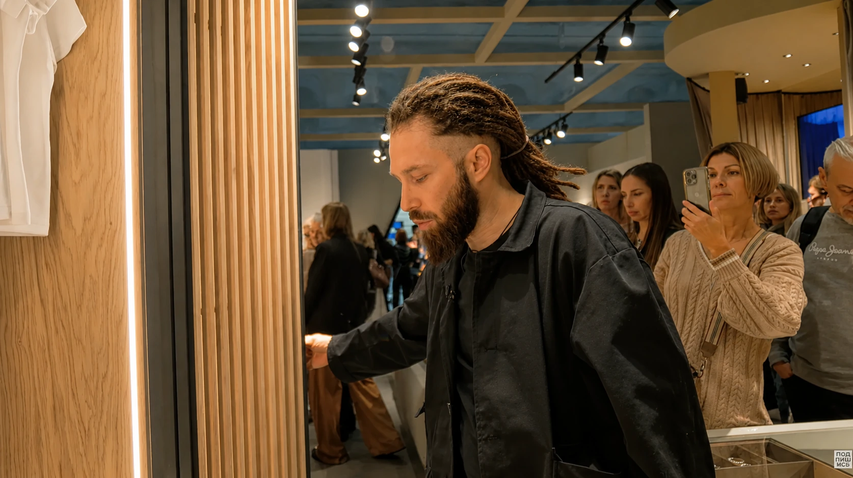 Жора Вальс на мебельной выставке