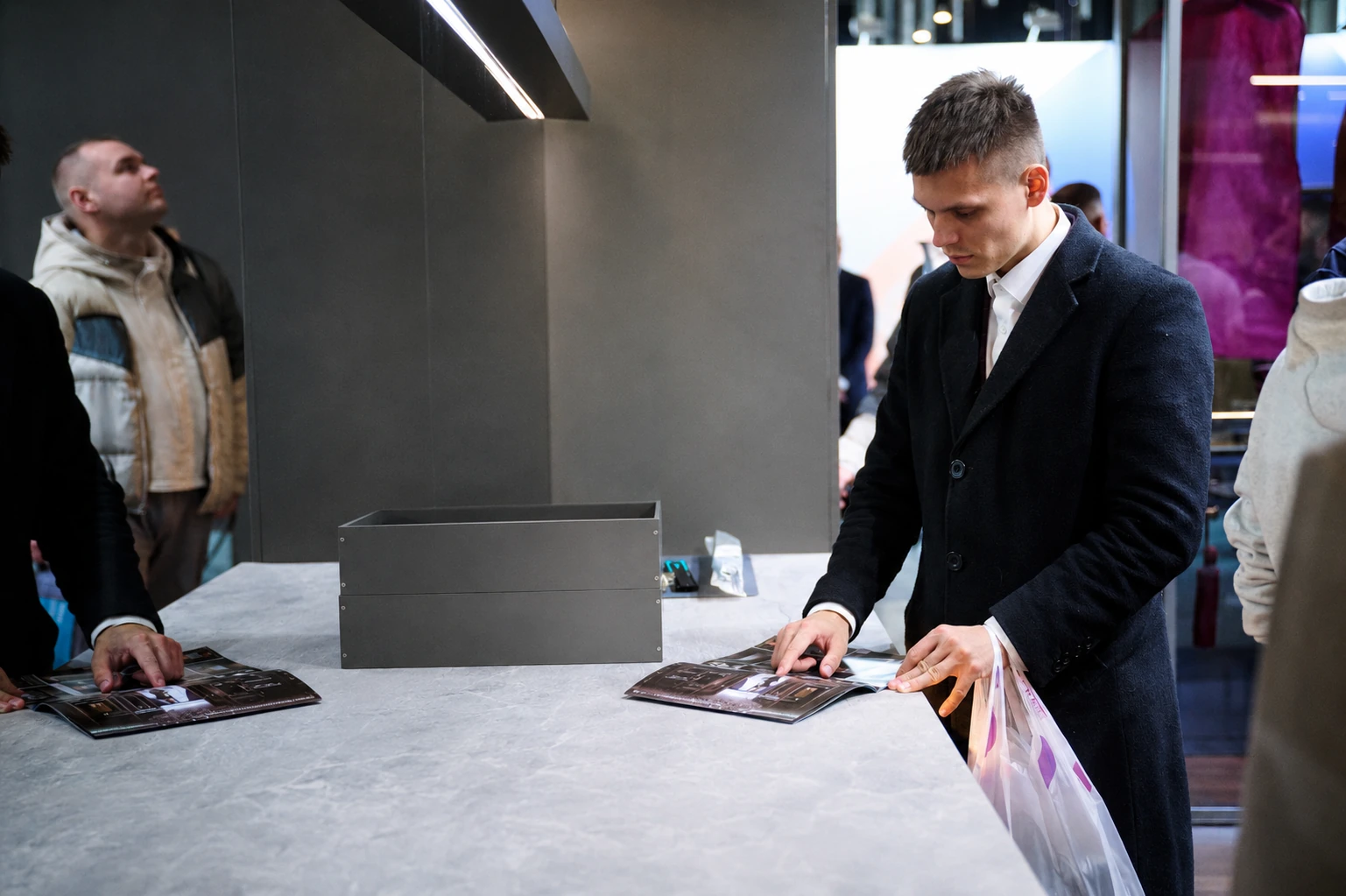 Посетитель изучает материалы выставочного стенда